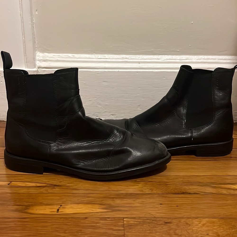Flat leather chelsea boots